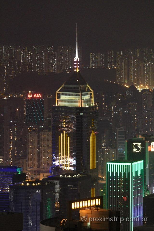 Torre iluminada do Central Plaza em Hong Kong