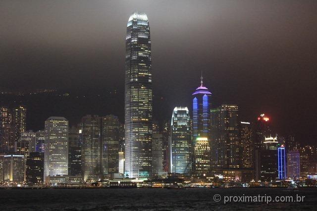 Skyline da cidade de Hong Kong a noite com seus arranha céus iluminados! 