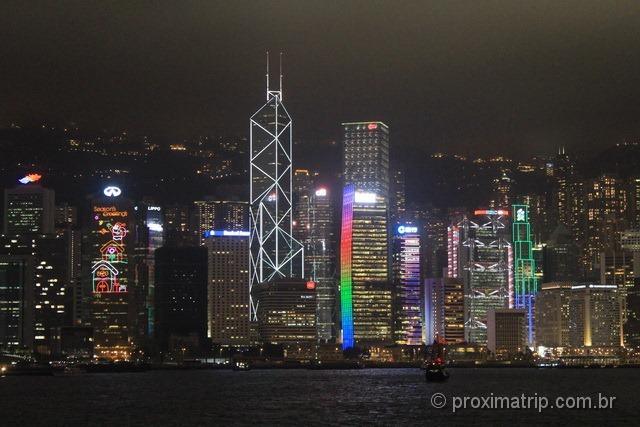 Skyline de Hong Kong a noite com seus arranha céus iluminados!