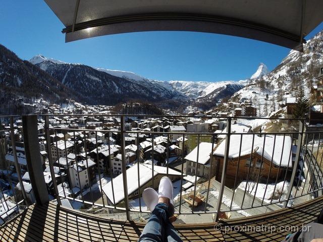 Linda vista de Zermatt e Matterhorn da varanda do hotel The Omnia