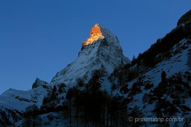 Pico dourado do Matterhorn ao nascer do sol