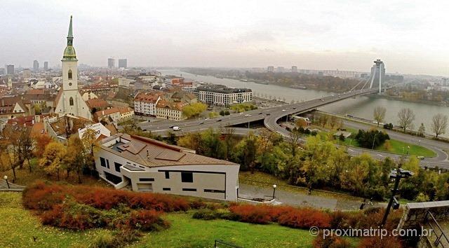 Foto de GoPro mostra o panorama da cidade de Bratislava vista do Castelo - Bratislavský hrad