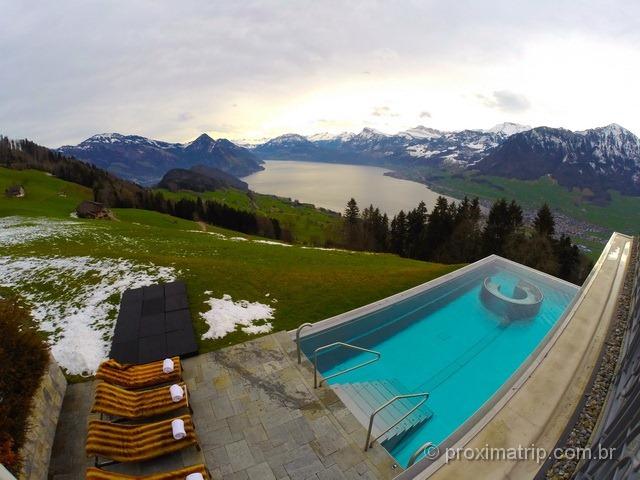 A incrível piscina de borda infinita do hotel Villa Honegg, com vista espetacular dos lagos e montanhas!