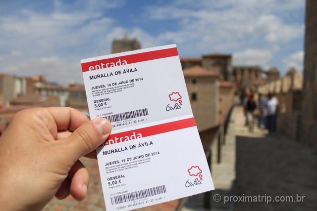 Os tickets que dão acesso para caminhar por sobre a muralha de Ávila