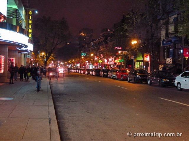 Rua St. Denis, a rua com bares, restaurantes, lojas..e nosso hotel! Rua St. Denis, a rua com bares, restaurantes, lojas..e nosso hotel!