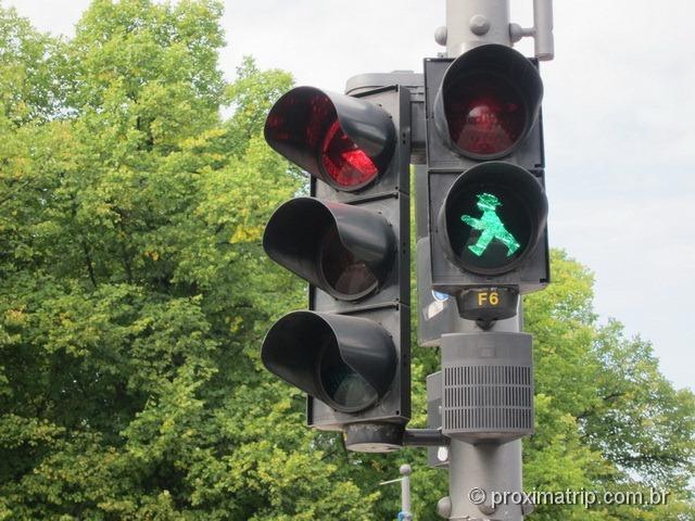 famosos semáforos de pedestres de berlim - homenzinho com chapéu