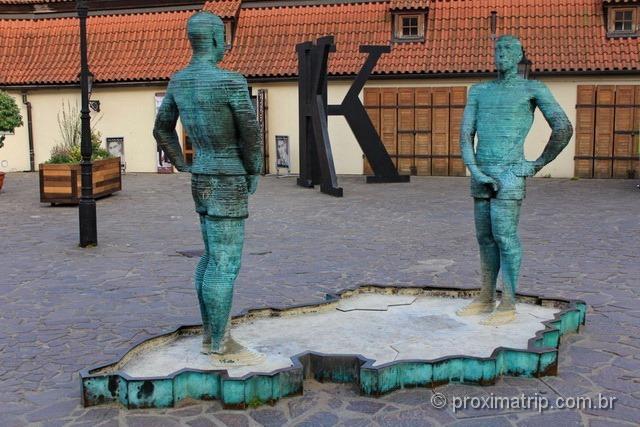 escultura Cerny homens urinando República Tcheca