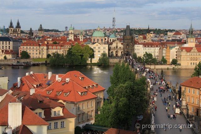 A Ponte Carlos, o rio Moldava e o centro histórico de Praga