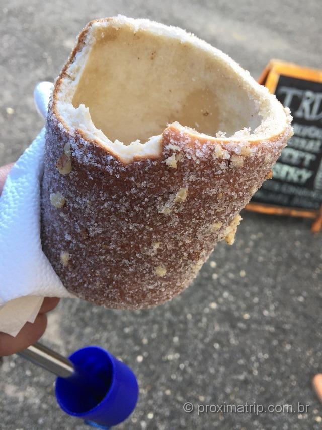 Comer o Trdelnik em Praga