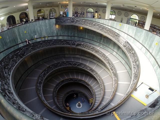 famosa escada em espiral do Museu do Vaticano
