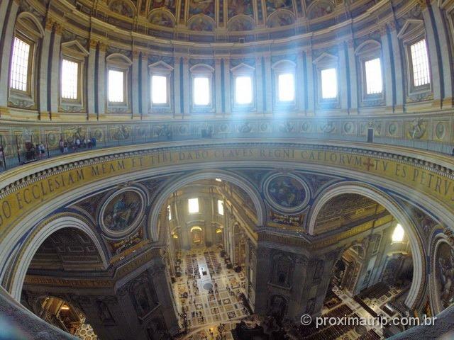 Dentro da cúpula da Basílica de São Pedro, no Vaticano