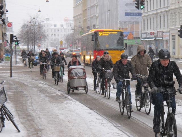 ciclistas em Copenhagen tempo horrível