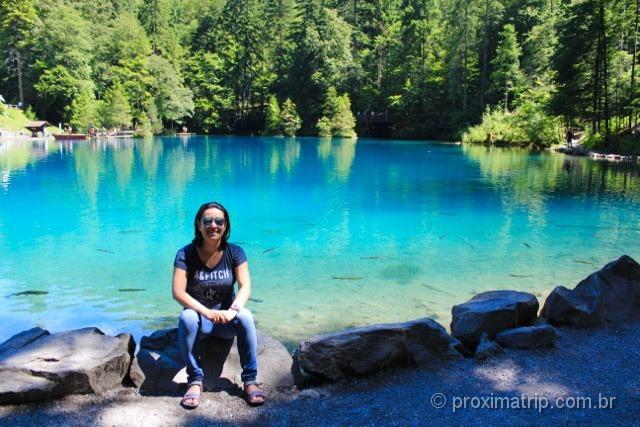 Água azul turquesa do lago Blausee - Suíça no Verão