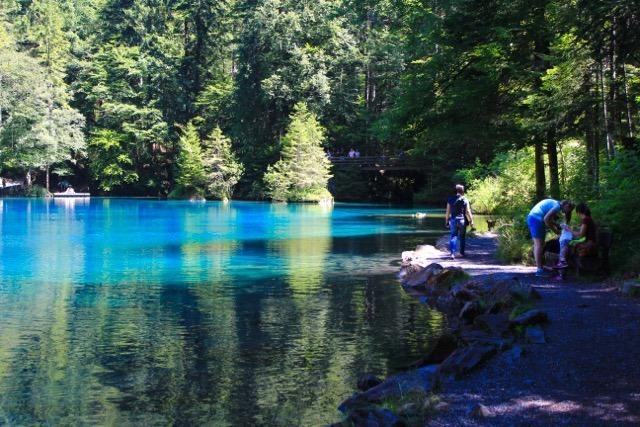 Caminhando ao redor do lago Blausee - Suíça