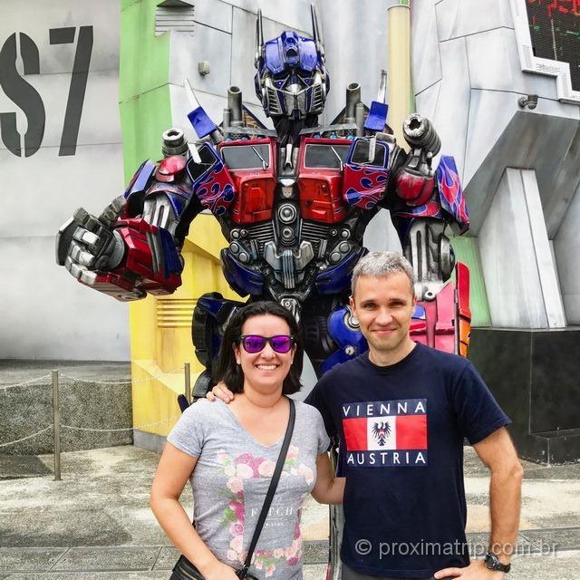 Uma selfie com o transformer Optimus Prime na Universal Cingapura