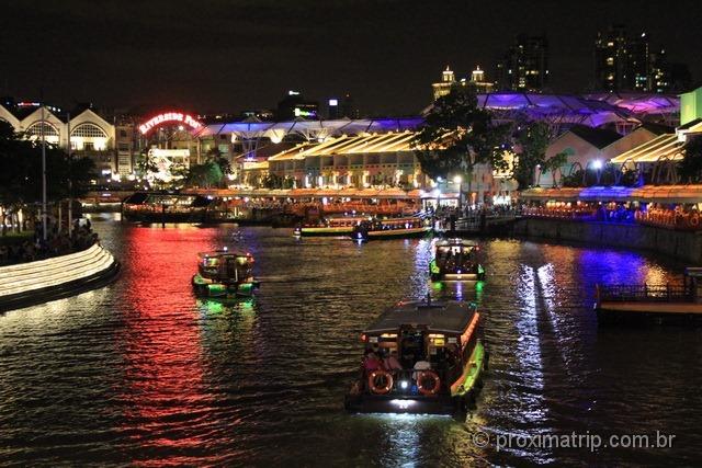 Passeios de barco em Cingapura durante a noite