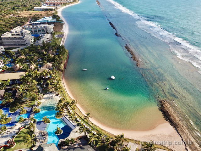 Praia com piscinas Naturais em frente ao hotel Nannai Resort & Spa