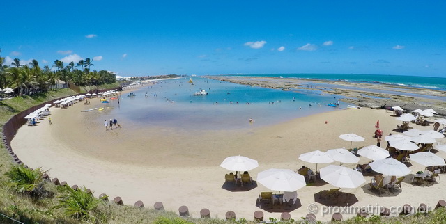 Praia de Muro Alto durante a maré baixa, em Porto de Galinhas