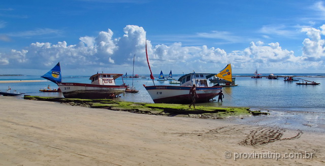 Pescadores na praia de Porto de Galinhas, durante a maré baixa