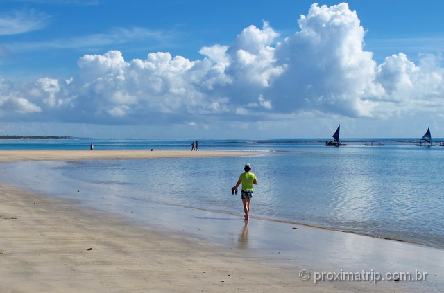 Caminhando pela linda praia de Porto de Galinhas, durante a maré baixa