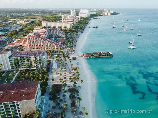 Praia de Palm Beach ao amanhecer, vista com drone