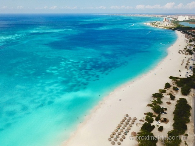 Eagle Beach vista do alto com drone