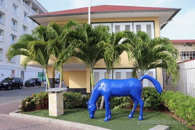 Esculturas dos cavalos azuis em Aruba