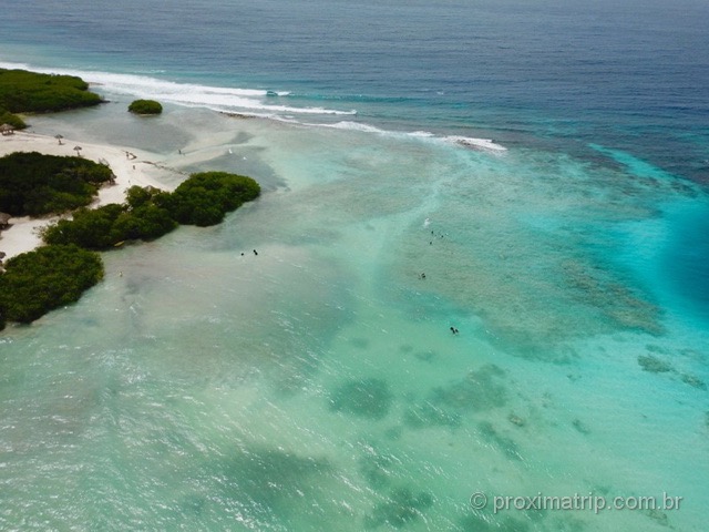 Praia de Mangel Halto vista com drone, em Aruba