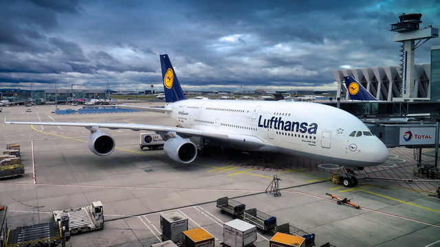 Avião da Lufthansa estacionado em aeroporto