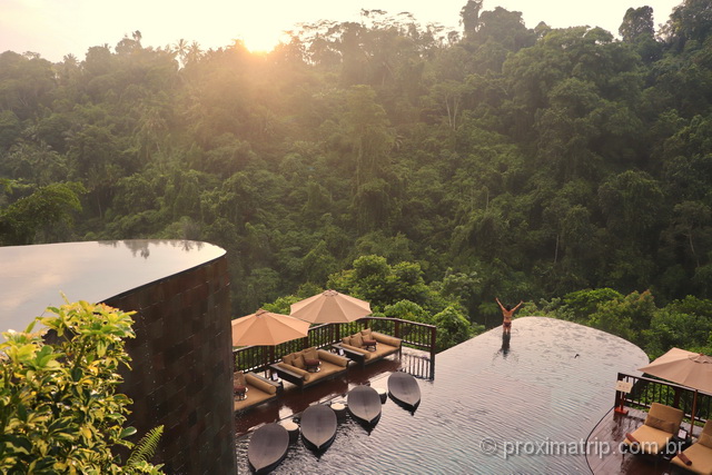 Onde ficar em Bali: a famosa piscina do hotel Hanging Gardens no nascer do sol