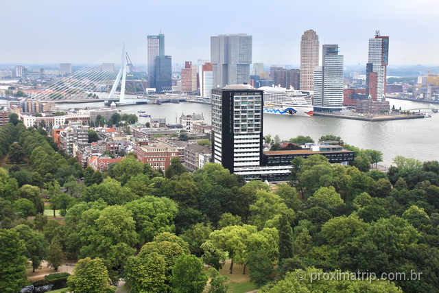 Skyline de Rotterdam: a cidade tem prédios altíssimos próximos à Erasmusbrug