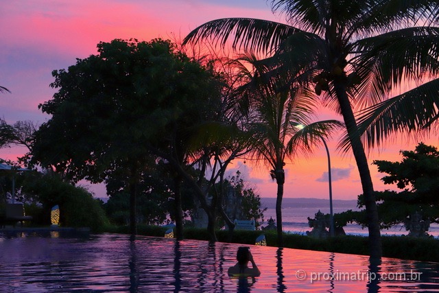 Pôr do sol em Bali: lindas cores vistas da piscina de borda infinita!