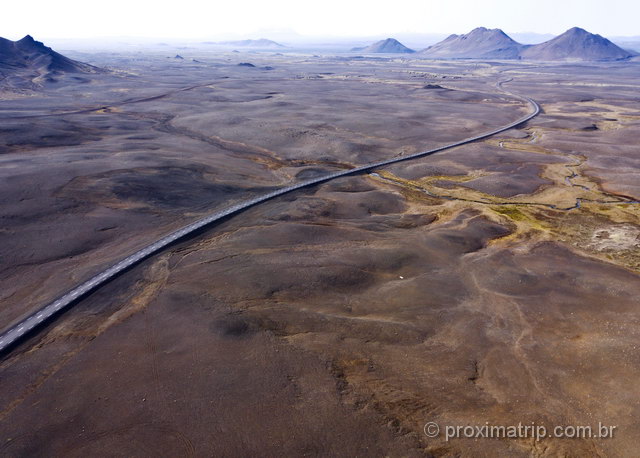 Dirigir na Islândia: não parece que a estrada está no meio de Marte!?