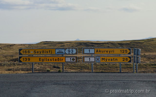 Placas de sinalização na estrada, na Islândia