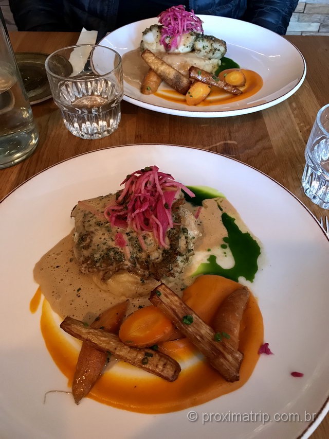 Bacalhau com legumes e molho de champagne: prato em restaurante na Islândia