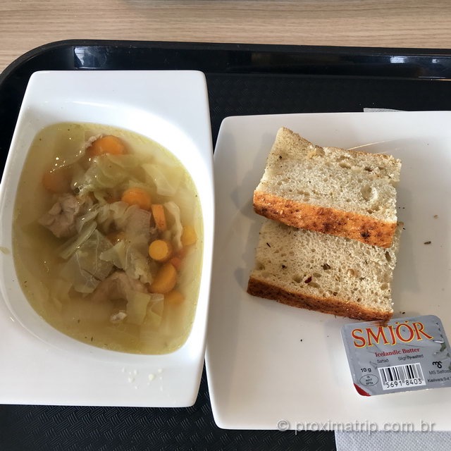 Sopa islandesa: com legumes e carne de cordeiro, acompanhadas de pão!