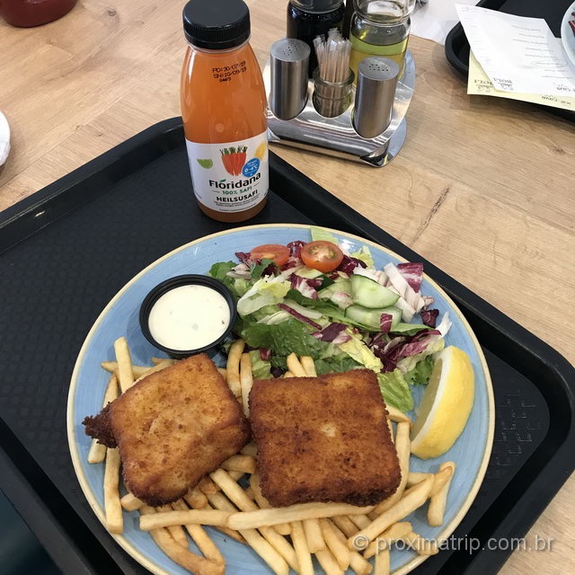 comida rápida e barata na Islândia: peixe frito, batatas fritas e saladinha