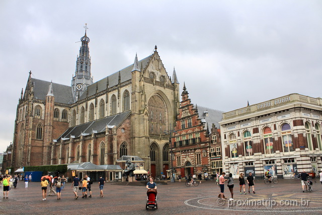 Grote Markt, um dos principais pontos turísticos de Haarlem, na Holanda