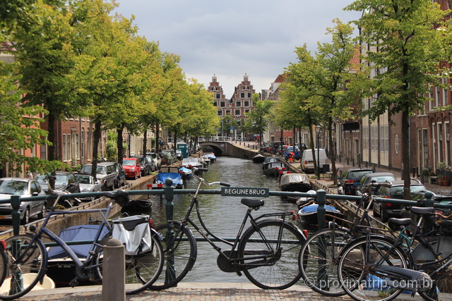 A cara da Holanda: canais e bicicletas na cidadezinha de Haarlem