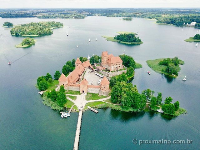 O Castelo de Trakai, na Lituânia - foto drone