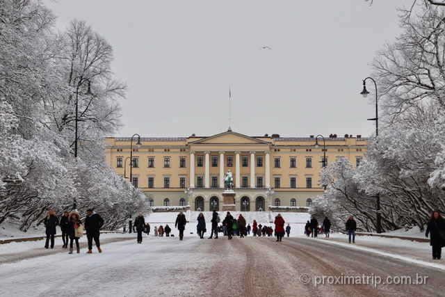 Palácio Real de Oslo em dia com neve: mesmo no inverno é um dos melhores passeios da cidade