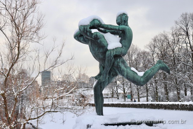 Escultura no Parque Vigeland: um dos passeios imperdíveis em Oslo