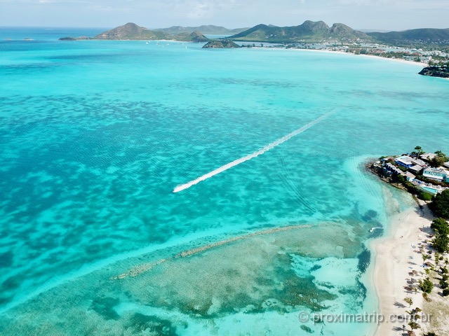 Muito verde, paisagem montanhosa e mar cristalino em Antígua e Barbuda