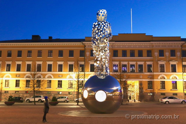 Lightbringer: uma escultura metálica super moderna e interessante em Helsinki
