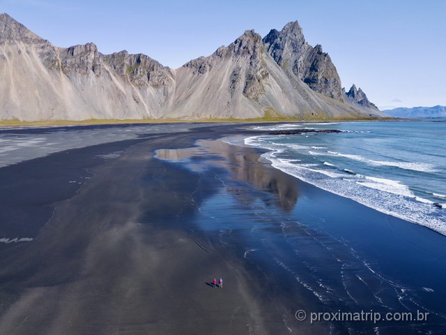 Stokksnes, Vestrahorn e a gente bem pequenininho nessa foto com o drone!