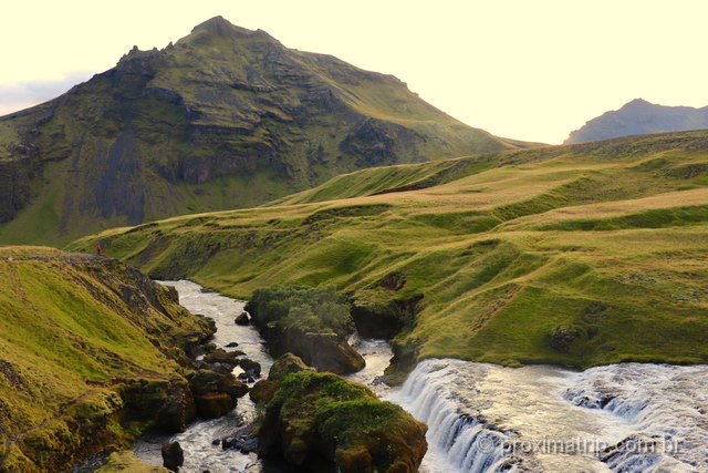 Imperdível na Islândia: pôr do sol entre montanhas e cachoeiras!