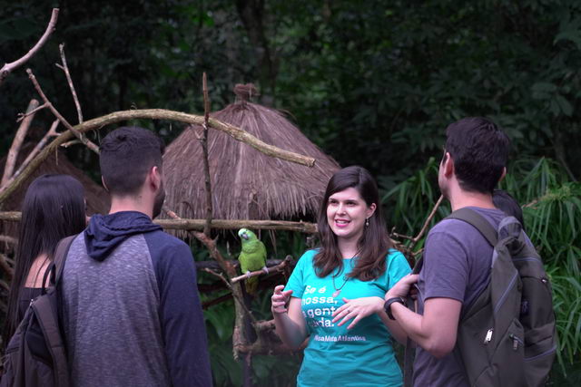 Visitantes recebendo educação ambiental no Parque das Aves