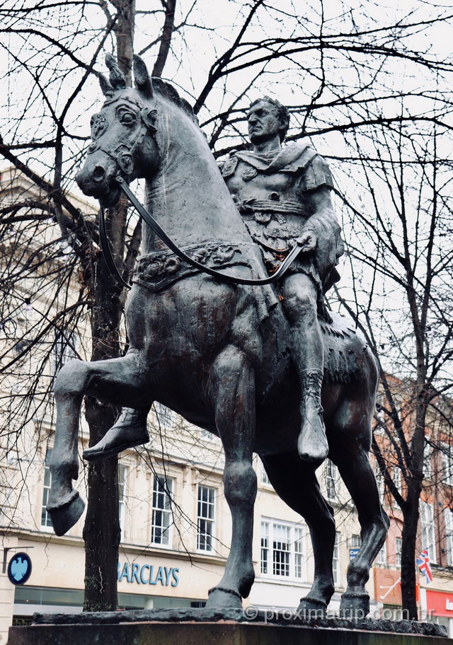 O que fazer em Gloucester: Estátua do Imperador romano Nerva, fundador da cidade