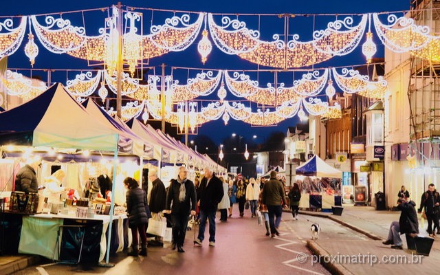 Feira natalina em Stratford-upon-Avon: belo passeio no mês de dezembro!