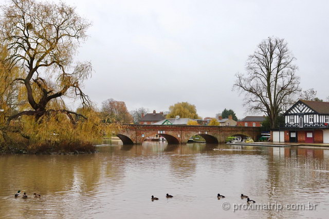 bela paisagem em Stratford-Upon-Avon: o rio Avon corta a cidade